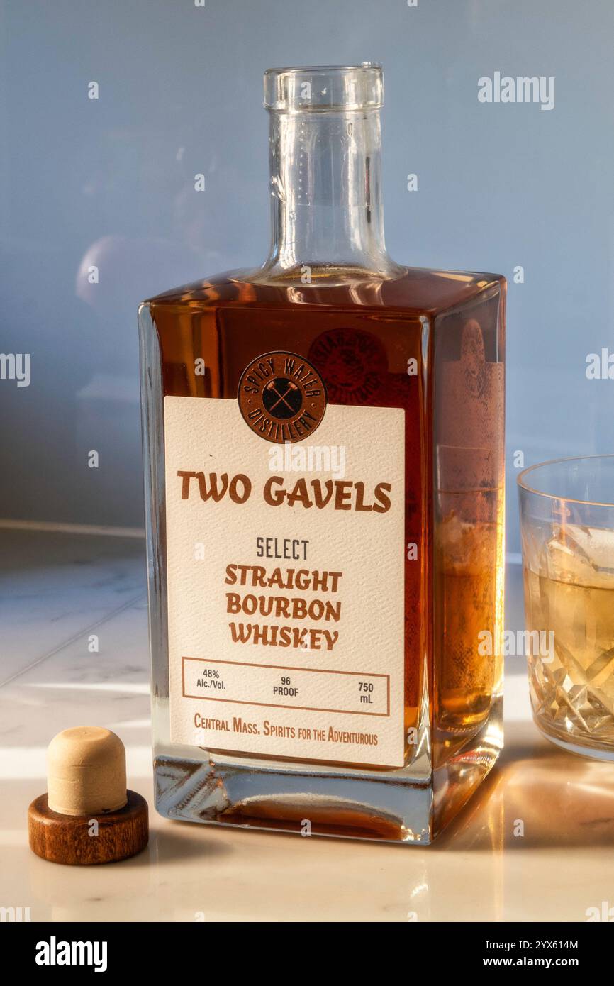 Two Gavels ist ein kleiner Bourbon Whiskey, der von der Spicy Water Distillery, 2024, Millbury, Massachusetts, USA, hergestellt wird Stockfoto