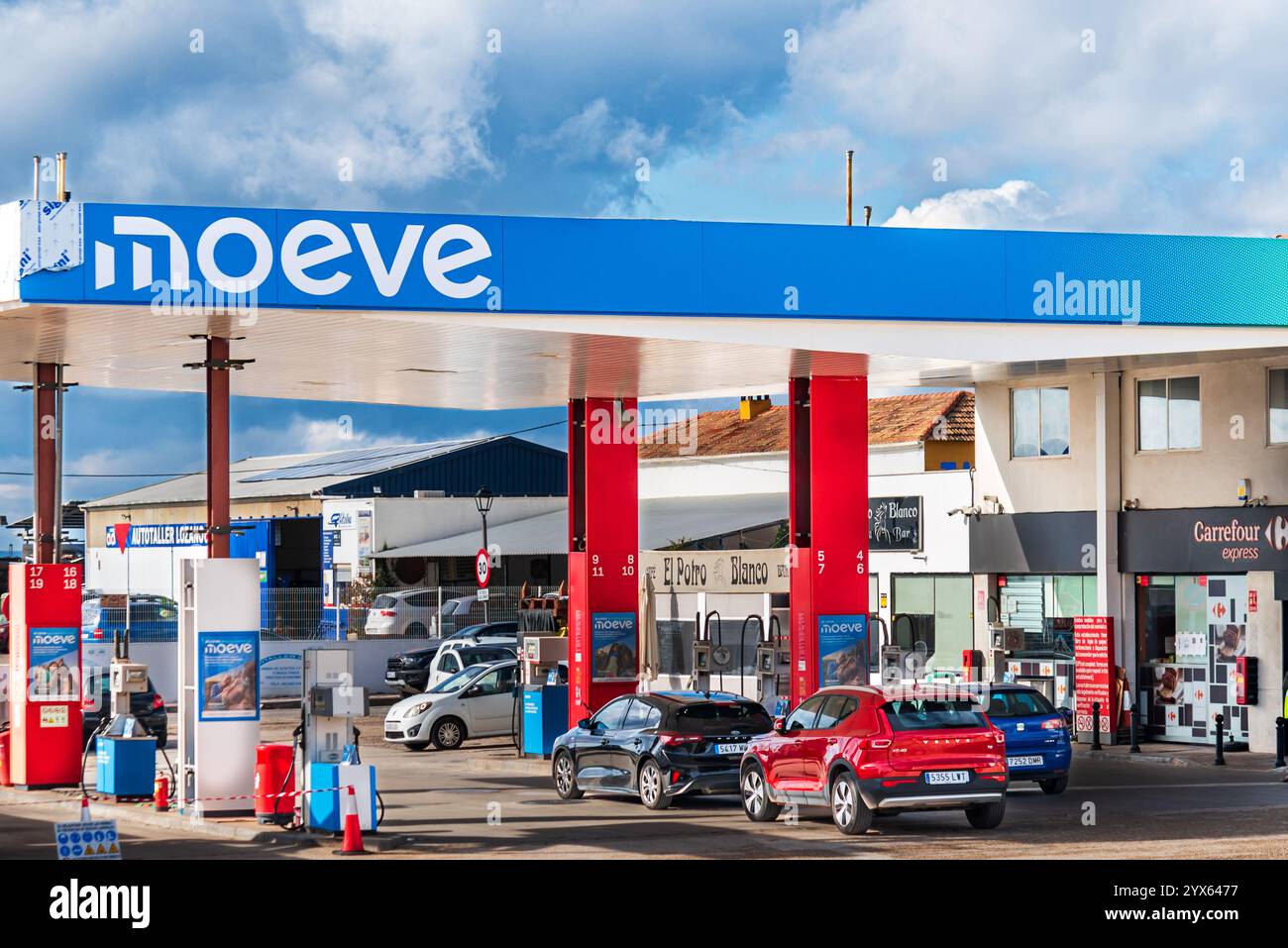 12.13.2024, La Carolina, Jaen; CEPSA-Servicestation mit dem neuen MOEVE-Unternehmensimage. Stockfoto