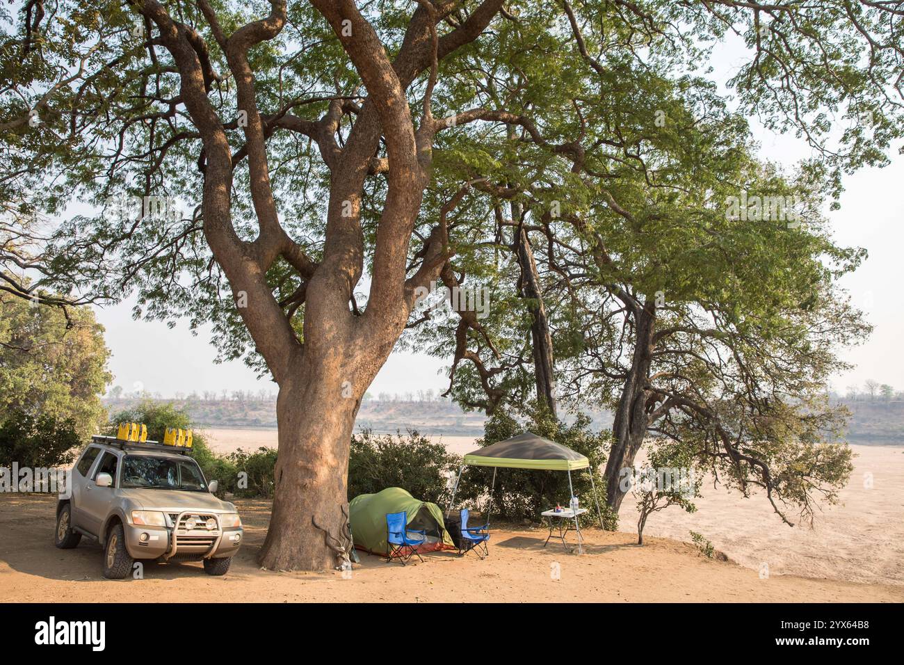 Selbstfahrer-Camp in Fishan's Camp, einem abgelegenen Wildniscamp im Gonarezhou Nationalpark, Provinz Masvingo, Simbabwe. Stockfoto