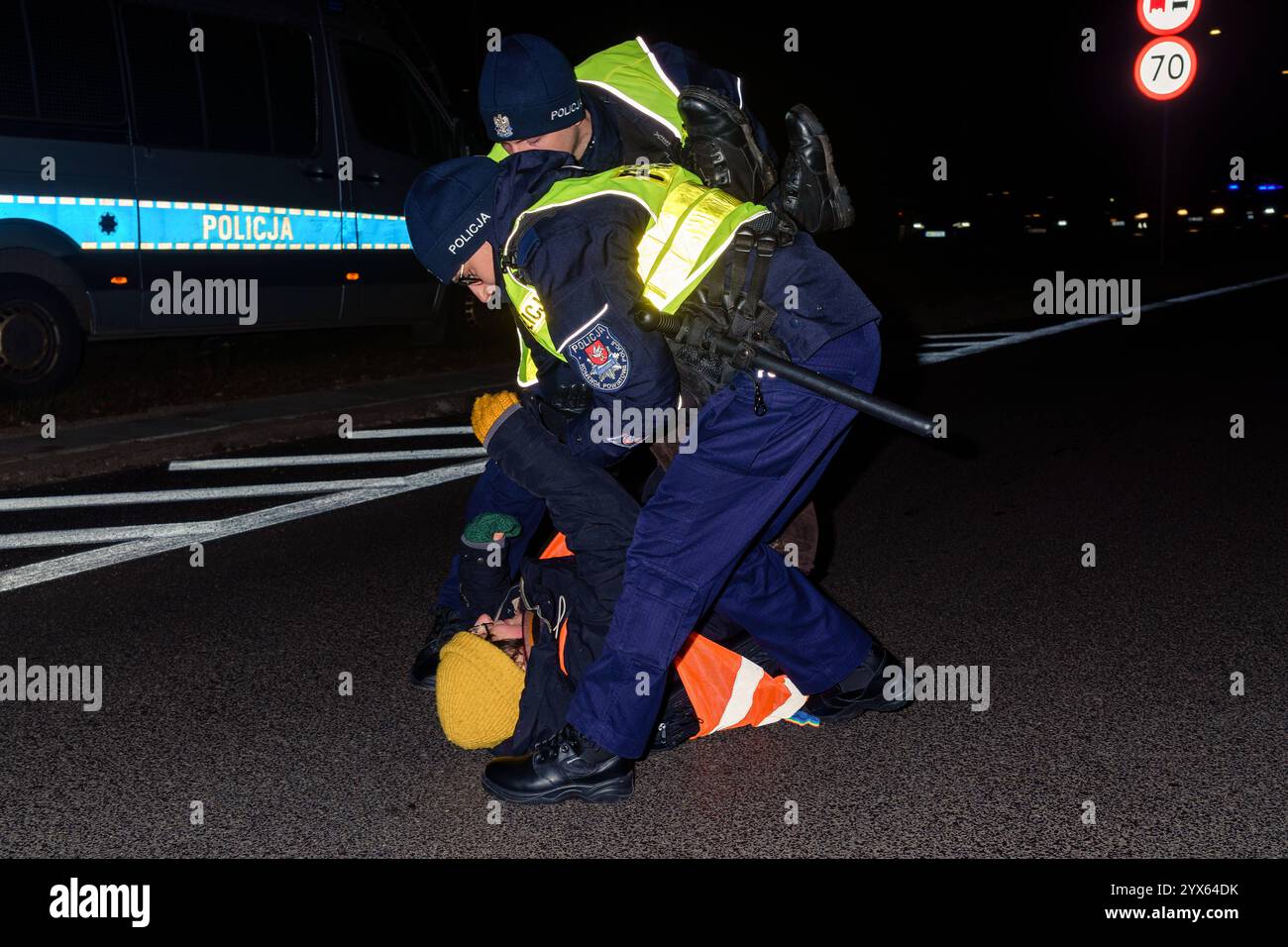 Mehrere Stunden Blockade einer der wichtigsten Straßen Warschaus durch die letzte Generation. Die Polizei entfernt Leute, die die Straße blockieren. Warschau Polen Copyright: XMikolajxJaneczekx Stockfoto