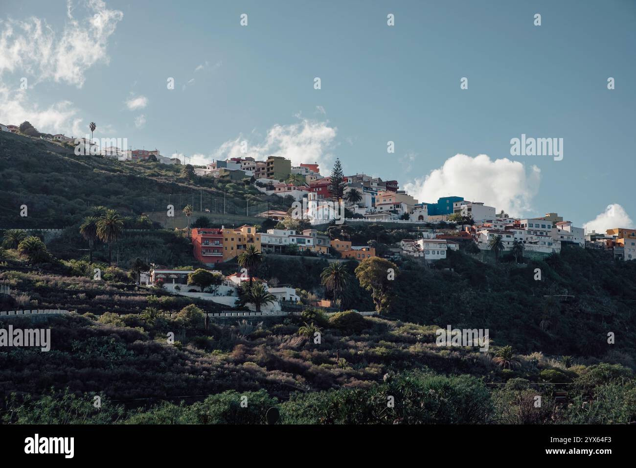 Sonniges Dorf auf dem Berg in Icod de los Vinos auf Teneriffa Stockfoto