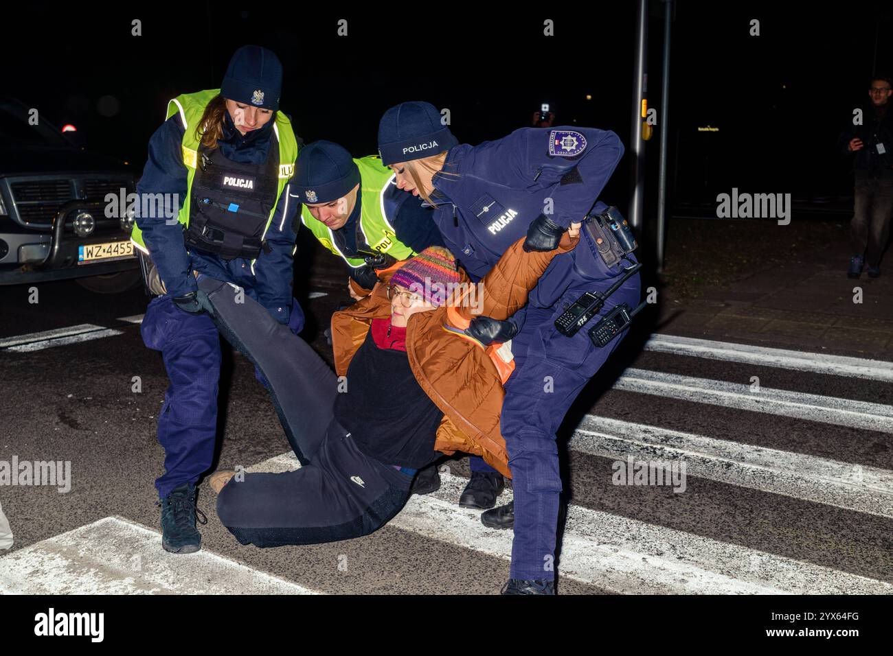 Mehrere Stunden Blockade einer der wichtigsten Straßen Warschaus durch die letzte Generation. Letzte Generation Aktivist Carry Off the Street von Polizisten Warschau Polen Copyright: XMikolajxJaneczekx Stockfoto
