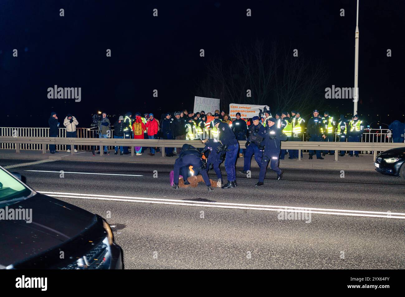 Mehrere Stunden Blockade einer der wichtigsten Straßen Warschaus durch die letzte Generation. Die Polizei entfernt Leute, die die Straße blockieren. Warschau Polen Copyright: XMikolajxJaneczekx Stockfoto