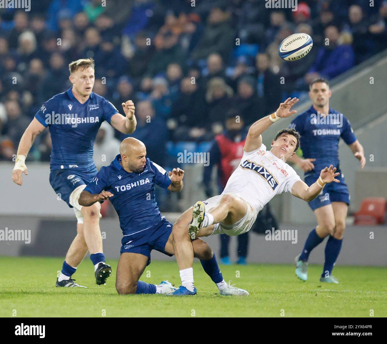 Dezember 2024; Salford Community Stadium, Salford, Lancashire, England; Investec Champions Cup Rugby, Sale Sharks versus Racing 92; Tristan Tedder von Racing 92 verliert den Ball unter dem Druck von Tom O'Flaherty von Sale Sharks Stockfoto