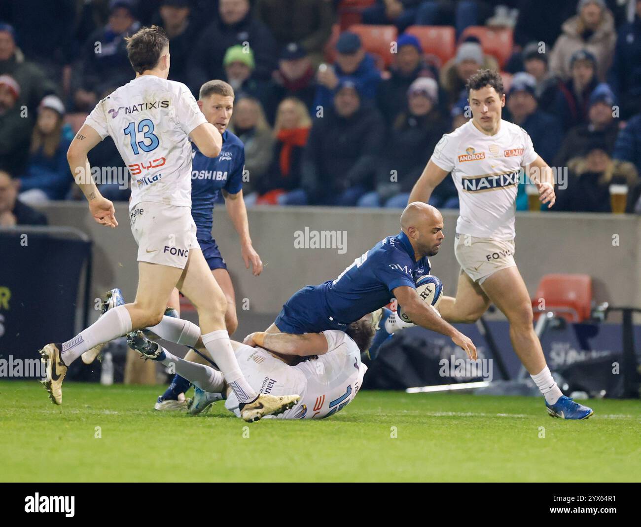 Dezember 2024; Salford Community Stadium, Salford, Lancashire, England; Investec Champions Cup Rugby, Sale Sharks versus Racing 92; Tom O'Flaherty of Sale Sharks wird von Tristan Tedder von Racing 92 angegriffen Stockfoto