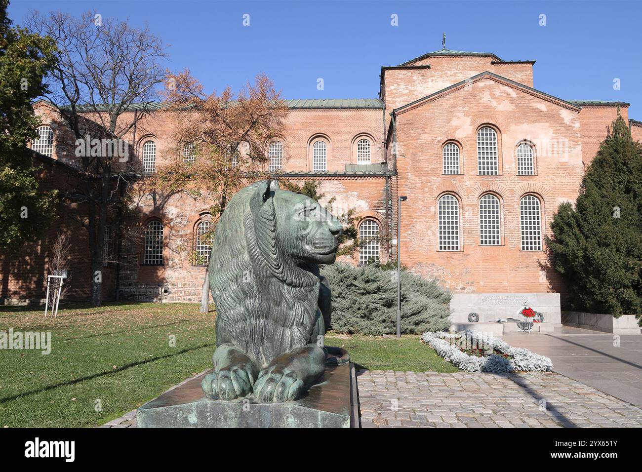 Die Basilika der Heiligen Sophia ist die älteste Kirche in der bulgarischen Hauptstadt Sofia und stammt aus dem 4. Jahrhundert. Davor befindet sich die Löwenstatue, die Teil des Grabes für den unbekannten Soldaten ist. Stockfoto