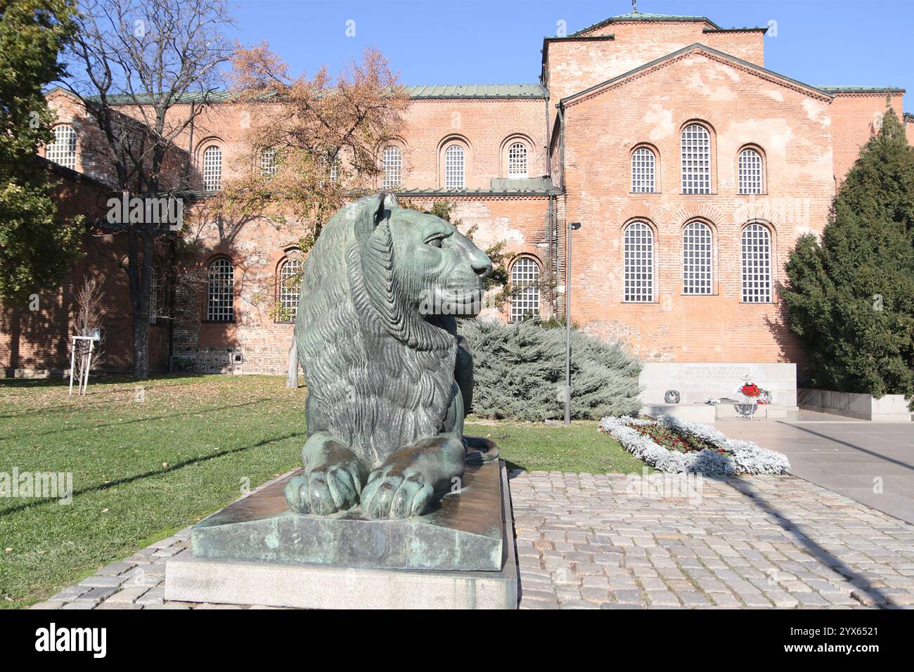 Die Basilika der Heiligen Sophia ist die älteste Kirche in der bulgarischen Hauptstadt Sofia und stammt aus dem 4. Jahrhundert. Davor befindet sich die Löwenstatue, die Teil des Grabes für den unbekannten Soldaten ist. Stockfoto