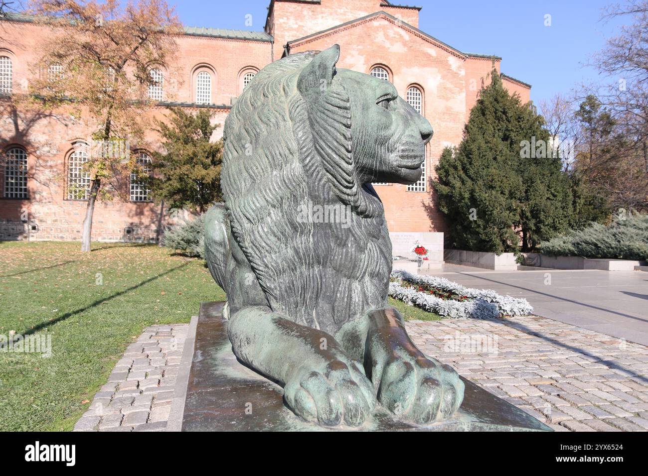 Die Basilika der Heiligen Sophia ist die älteste Kirche in der bulgarischen Hauptstadt Sofia und stammt aus dem 4. Jahrhundert. Davor befindet sich die Löwenstatue, die Teil des Grabes für den unbekannten Soldaten ist. Stockfoto