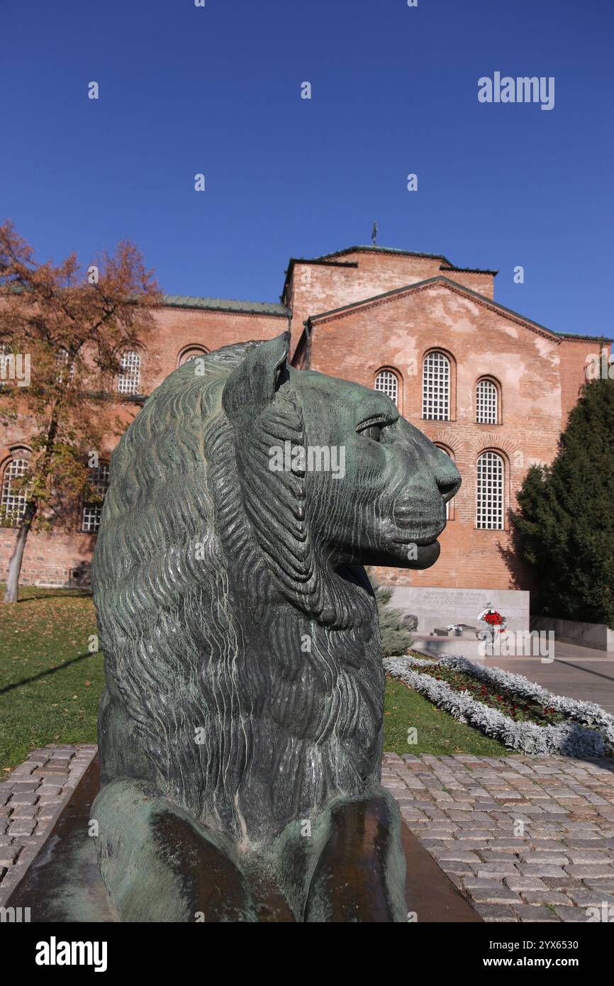 Die Basilika der Heiligen Sophia ist die älteste Kirche in der bulgarischen Hauptstadt Sofia und stammt aus dem 4. Jahrhundert. Davor befindet sich die Löwenstatue, die Teil des Grabes für den unbekannten Soldaten ist. Stockfoto