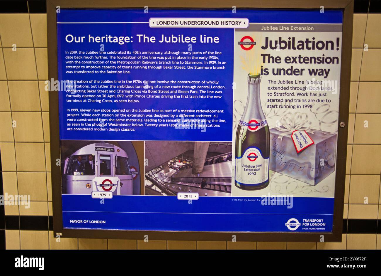 Poster zum 40. Jahrestag über die Jubilee Line an der U-Bahn-Station St Johns Wood, London, England Stockfoto
