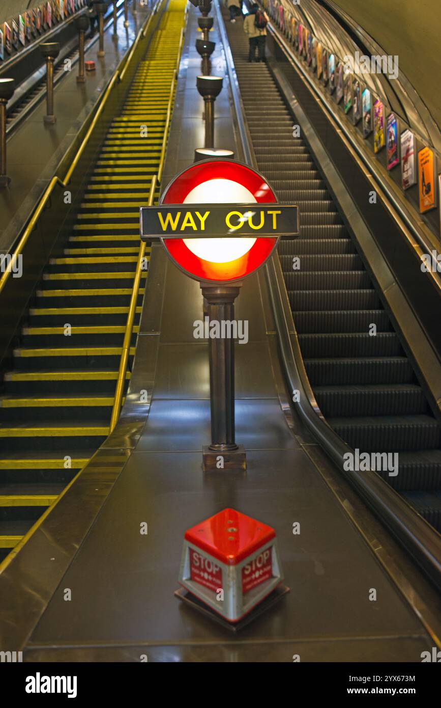 Rolltreppen der 1930er Jahre St Johns Wood U-Bahn Station, North London, England Stockfoto