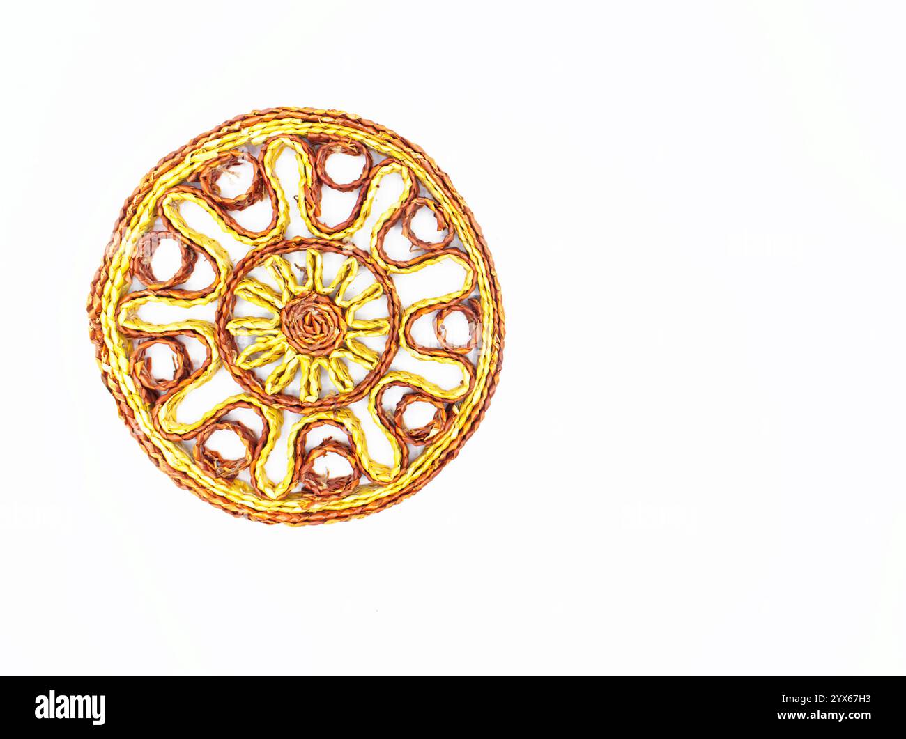 Vintage Retro Hot Pad Untersetzer aus gewebtem Rattan Rattan Raffia Boho aus 1960er oder 1970er Jahren zum Aufstellen von heißen Töpfen zum Schutz von Küchentisch oder Arbeitsplatte. Stockfoto