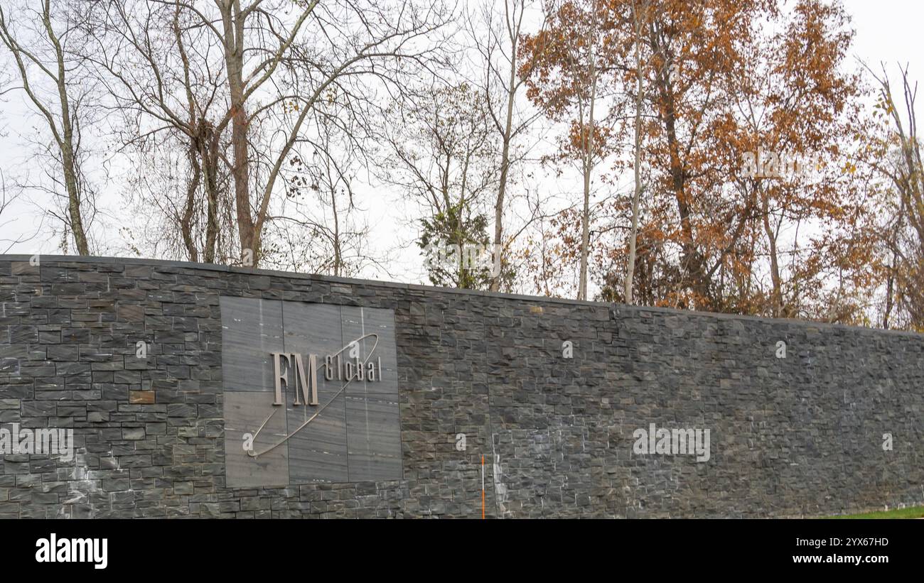 Johnston, RI, USA – 10. November 2023: FM Global Logoschild an der Wand am Hauptsitz in Johnston, RI, USA. Stockfoto