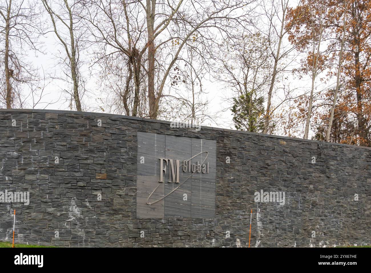 Johnston, RI, USA – 10. November 2023: FM Global Logoschild an der Wand am Hauptsitz in Johnston, RI, USA. Stockfoto