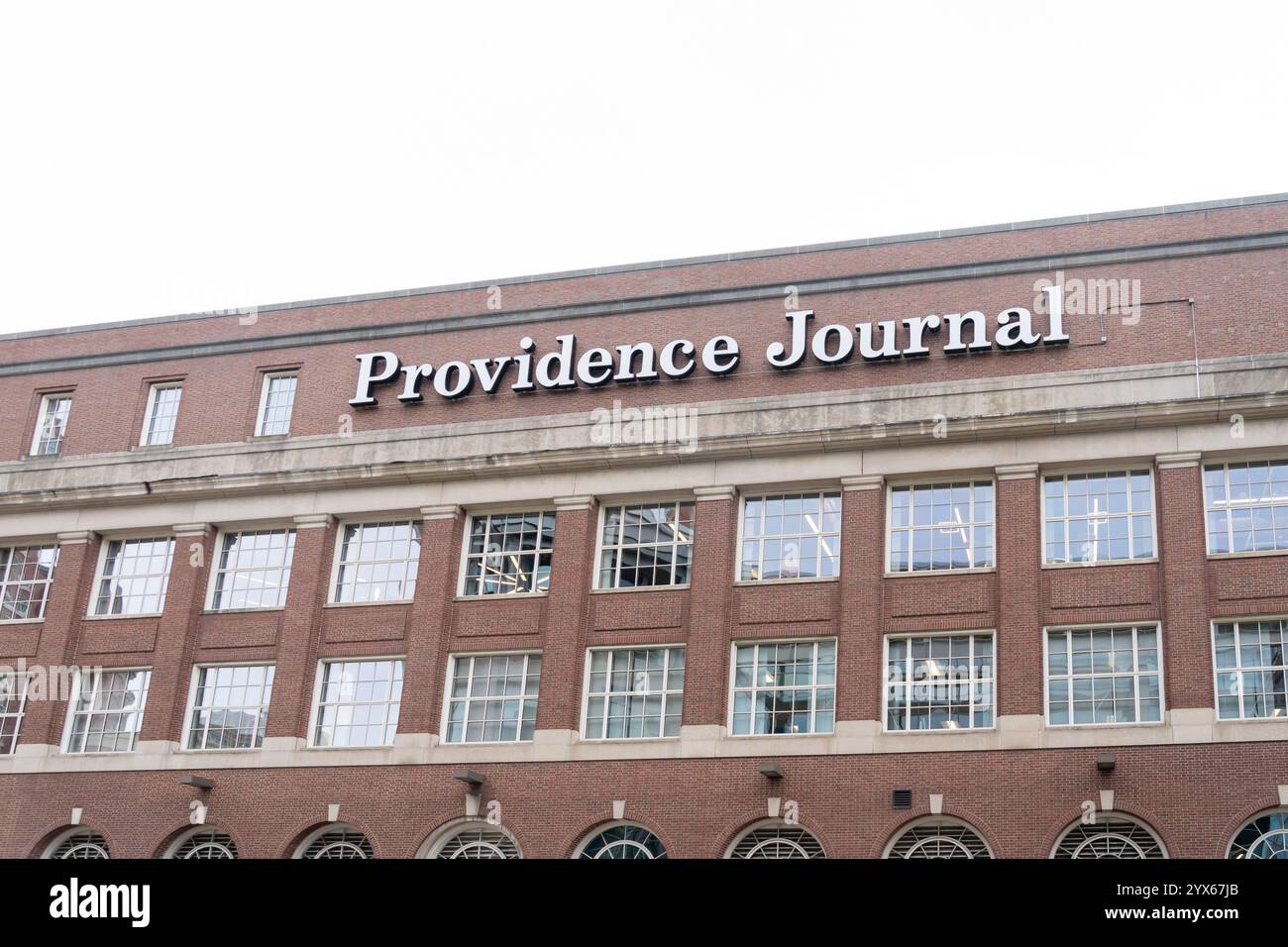 Schild des Providence Journal auf dem Gebäude an der 75 Fountain St in Providence, RI, USA, Stockfoto