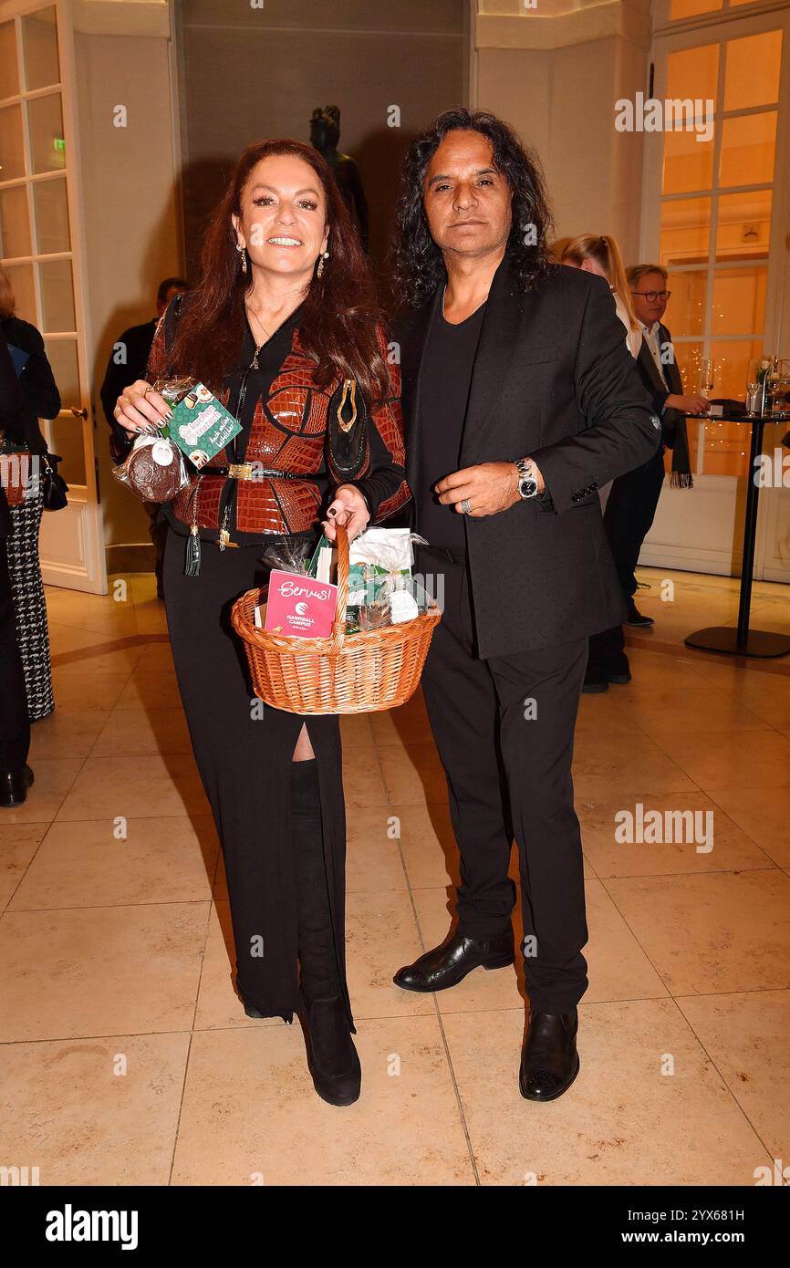 Christine Neubauer und Jose Campos beim BMW Advents-Benefizkonzert im Cuvillies-Theater am 13.12.2024 in München Stockfoto