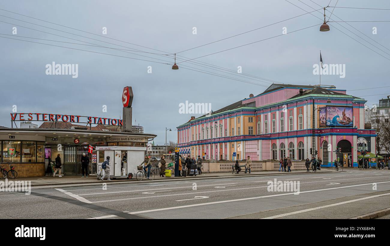 Bahnhof Vesterport und Palads Cinema im Zentrum von Kopenhagen, 10. Dezember 2024 Stockfoto