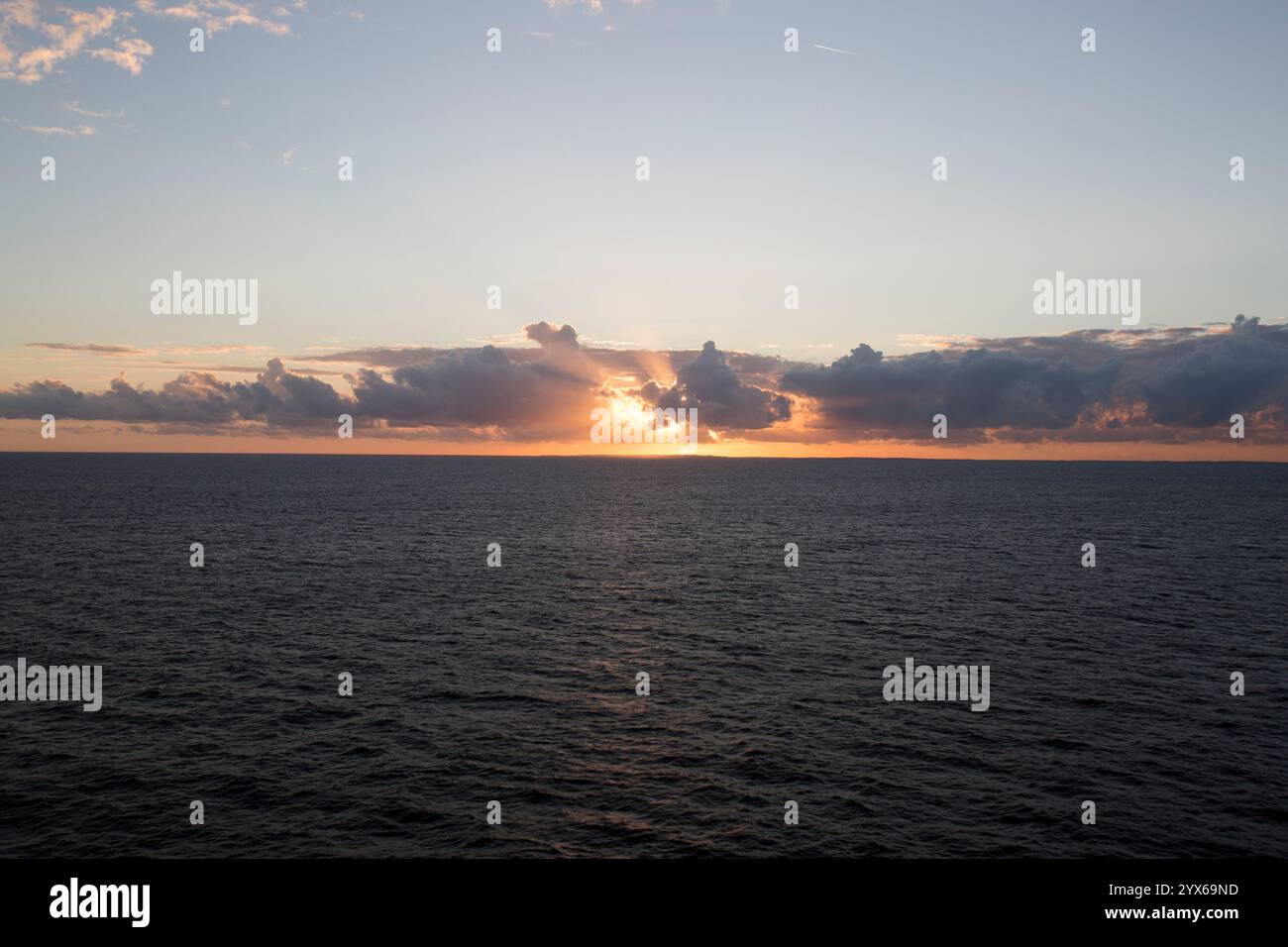 Blick auf das Meer mit Sonnenuntergang Stockfoto Blick auf das Meer mit Sonnenuntergang Stockfoto