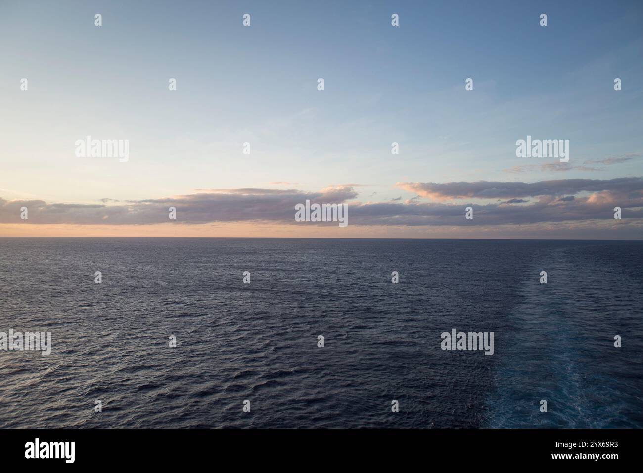 Blick auf das Meer bei Sonnenuntergang Stockfoto Blick auf das Meer bei Sonnenuntergang Stockfoto