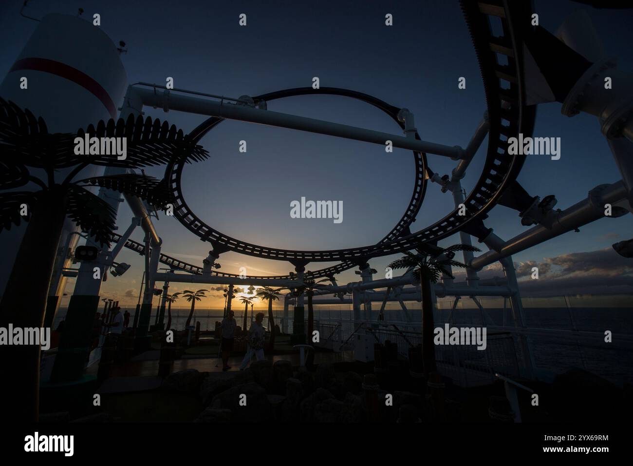 Eine Silhouette eines Rollers coster auf einem Kreuzfahrtschiff Stockfoto Eine Silhouette eines Rollers coster auf einem Kreuzfahrtschiff Stockfoto