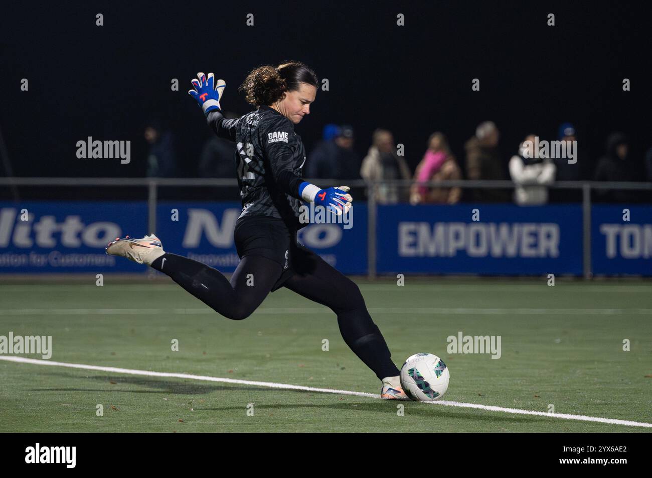 Genk, Belgien. Dezember 2024. Genk, Belgien, 09. November 2024: Torhüterin Elise Bils (12 KRC Genk Ladies) schießt den Ball (Action) während des Lotto Super League Spiels zwischen KRC Genk Ladies und KAA Gent Ladies am Zwartberg in Genk, Belgien (Martin Pitsch/SPP) Credit: SPP Sport Press Photo. /Alamy Live News Stockfoto