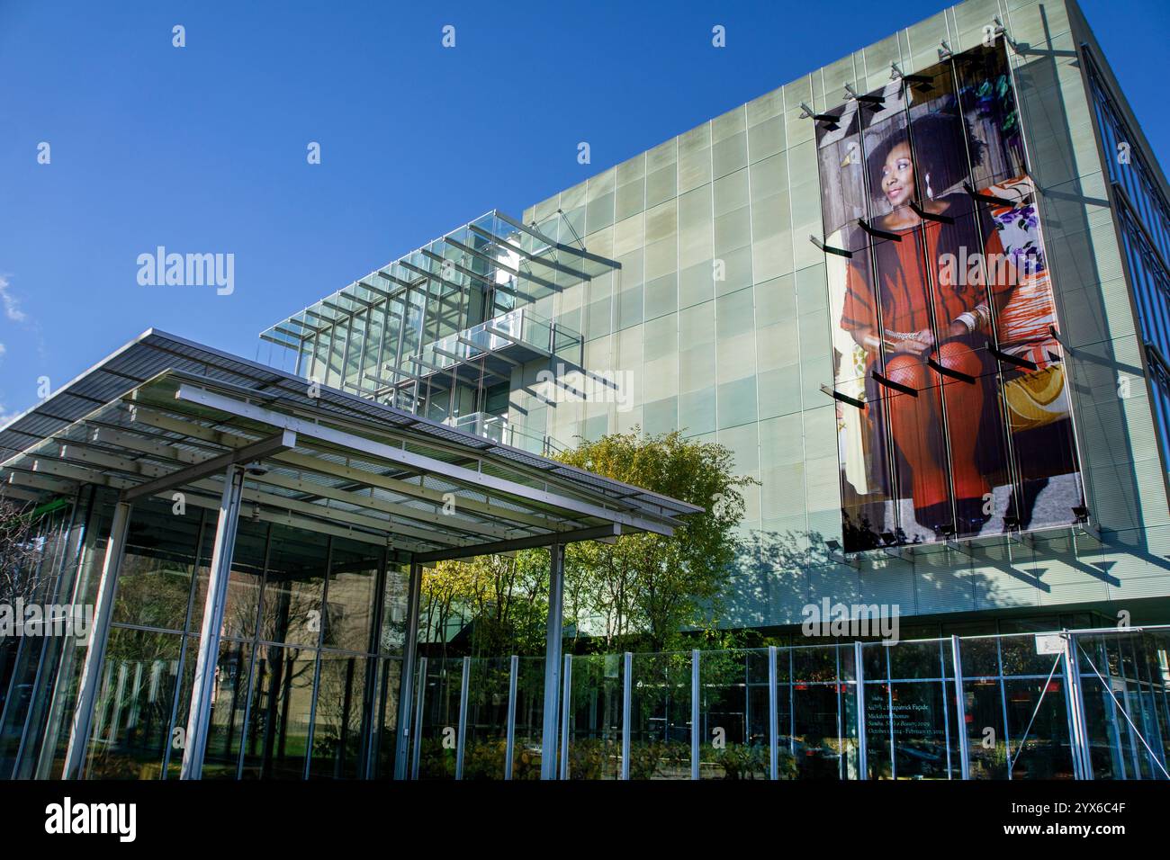 Kunstinstallation mit dem Titel Home House von Stacy Lynn Waddell, ausgestellt auf Anne H. Fitzpatrick Fassade, Isabella Stewart Gardner Museum, Stockfoto