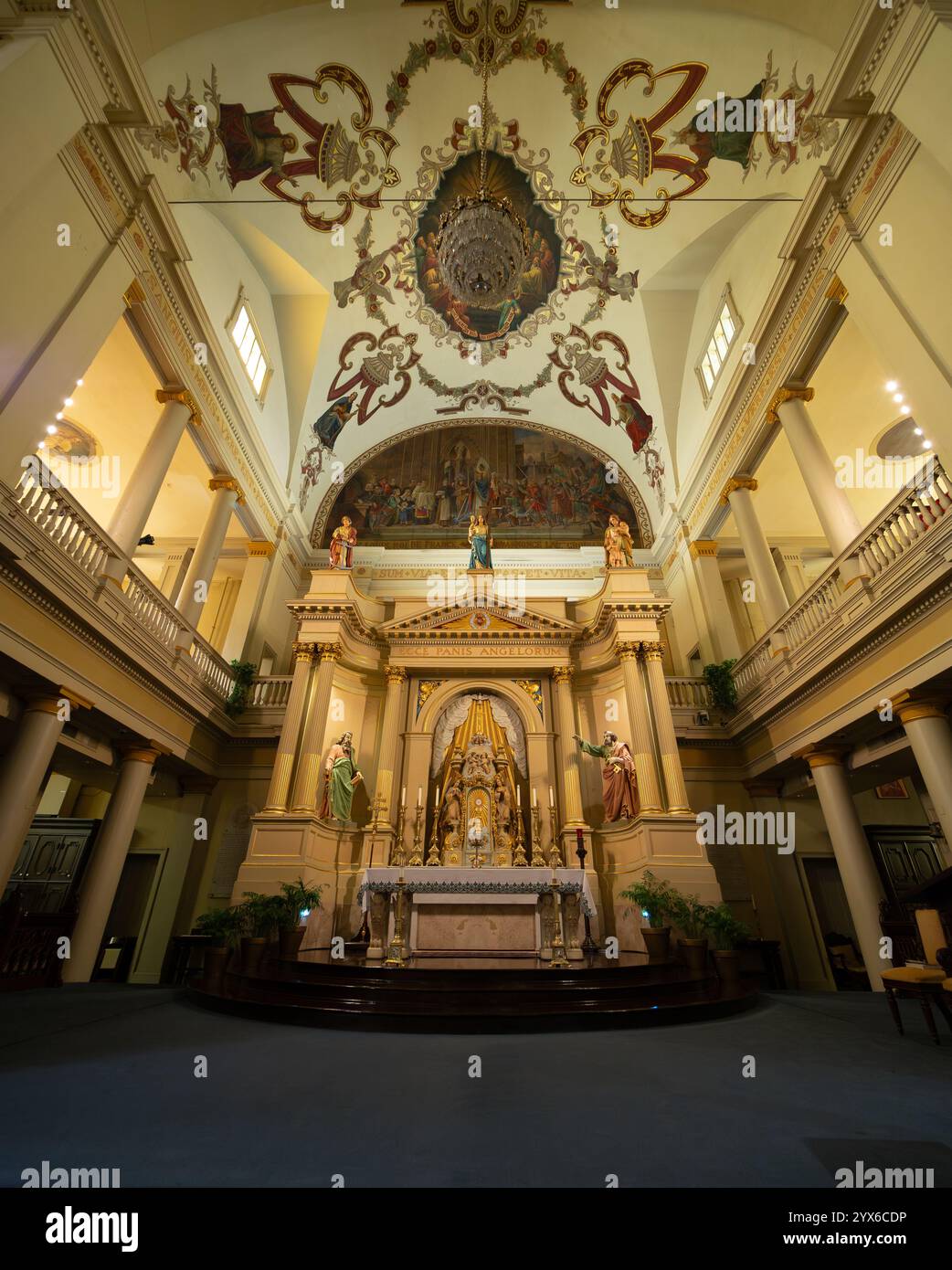 Der Hauptaltar in der Kathedrale von St. Louis König von Frankreich in New Orleans, Louisiana. Diese römisch-katholische Kirche ist mit Statuen geschmückt, ce Stockfoto