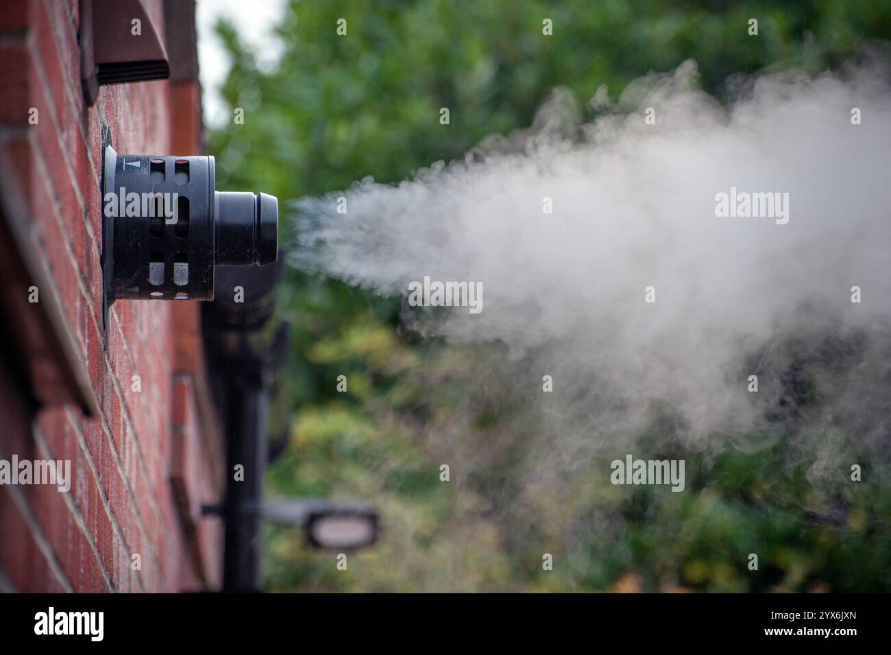 Dampfwolke aus dem Abgas des Brennstoff-Heizungskessels, norfolk, england Stockfoto