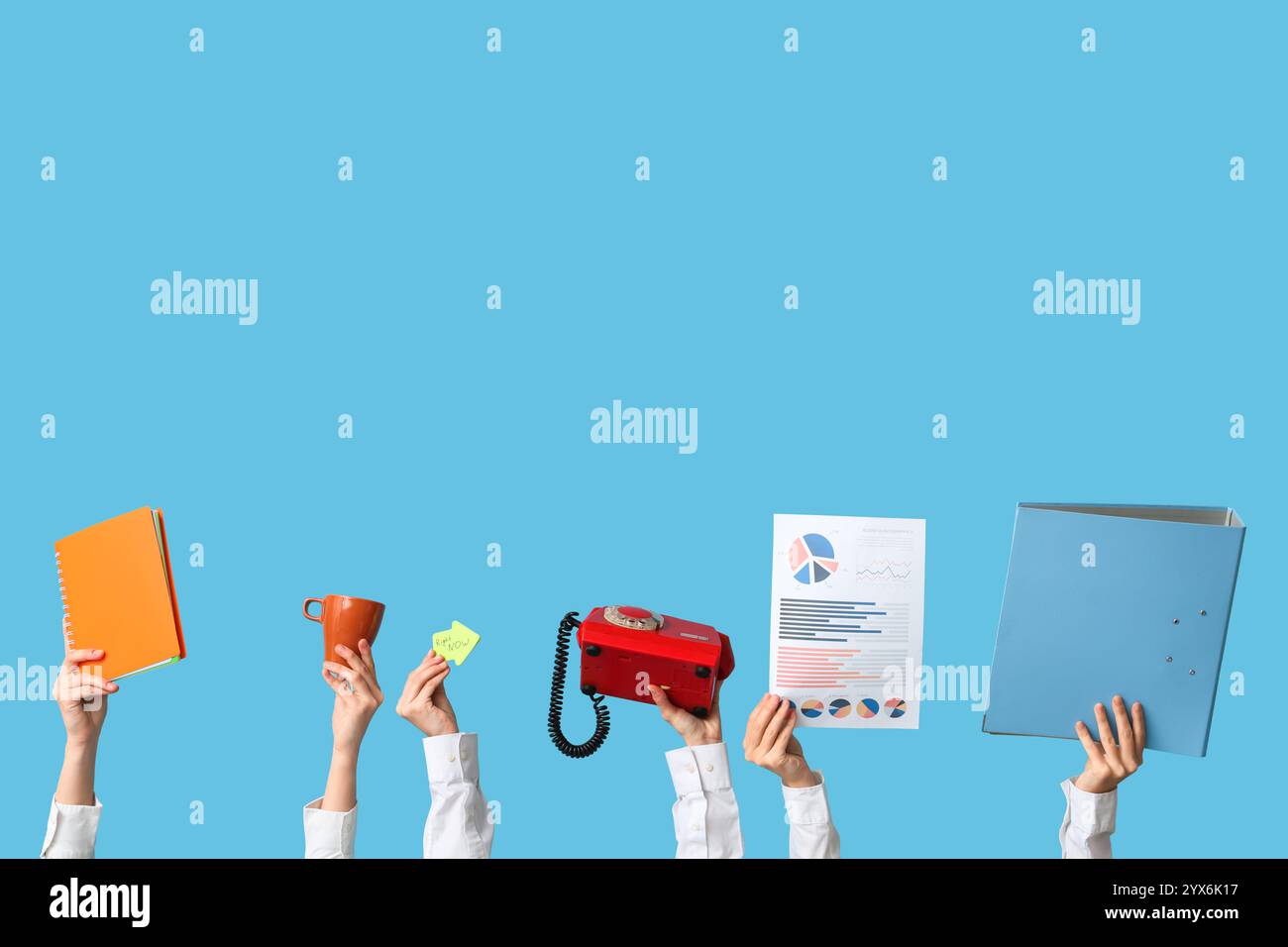 Weibliche Hände mit Kaffeetasse, Telefon und Ordner auf blauem Hintergrund. Zeitmanagement-Konzept Stockfoto