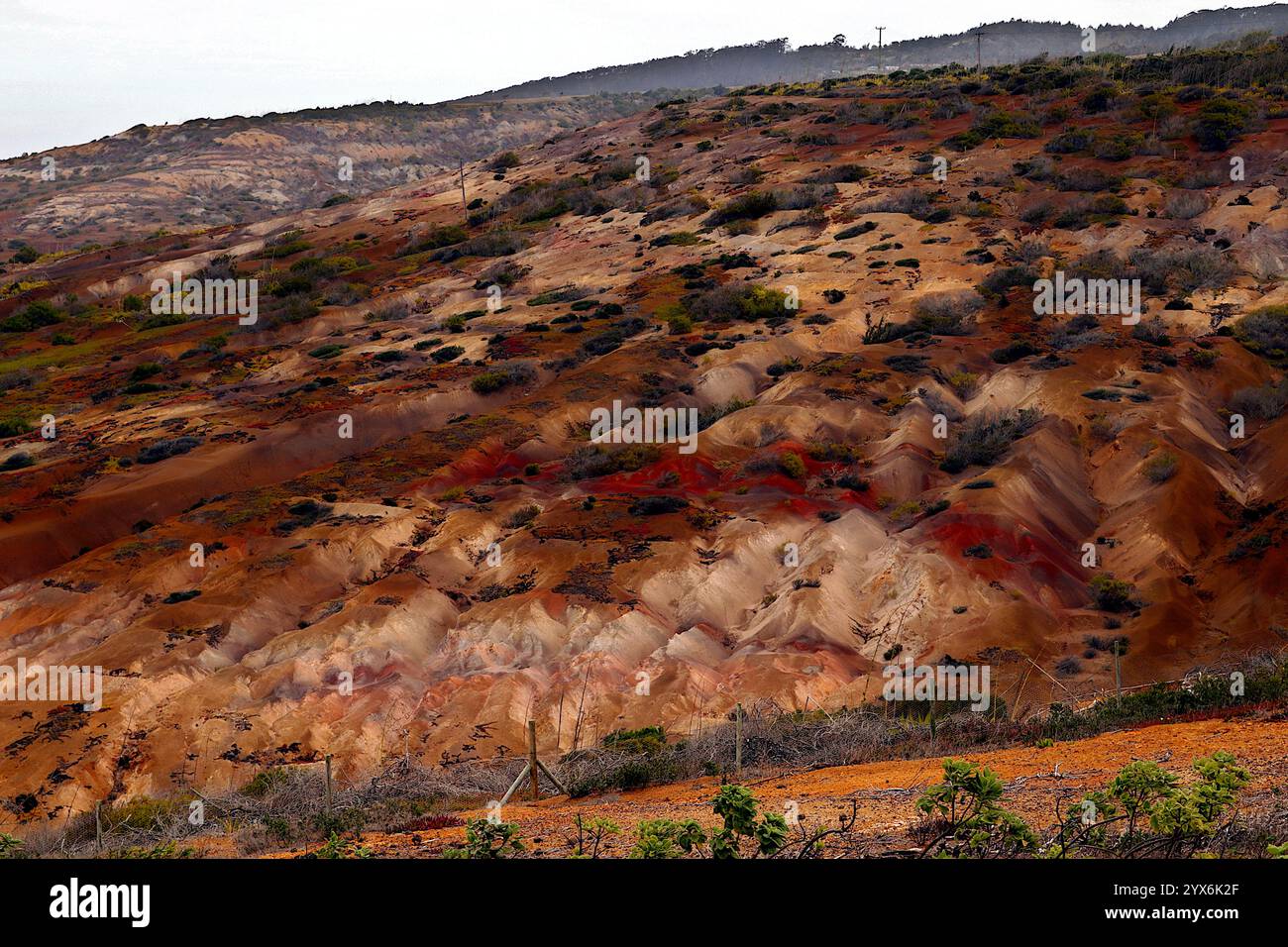 Ein atemberaubender Blick auf die einzigartigen, farbenfrohen Felsformationen von St. Helena, die die geologischen Wunder der Natur zeigen. Stockfoto