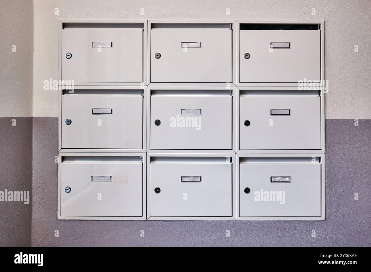 Briefkästen eines Hauses Stockfoto