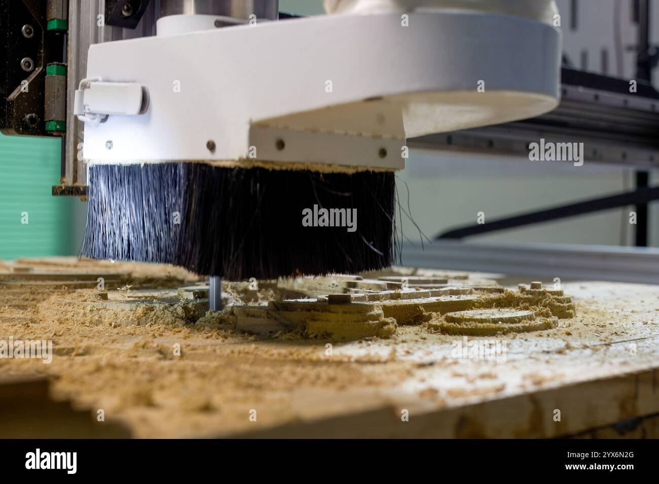 Teakholzschnitzerei einer stilisierten Collage auf einer CNC-Maschine, ein Kopfstück für ein Schiff, Meerestiere Stockfoto