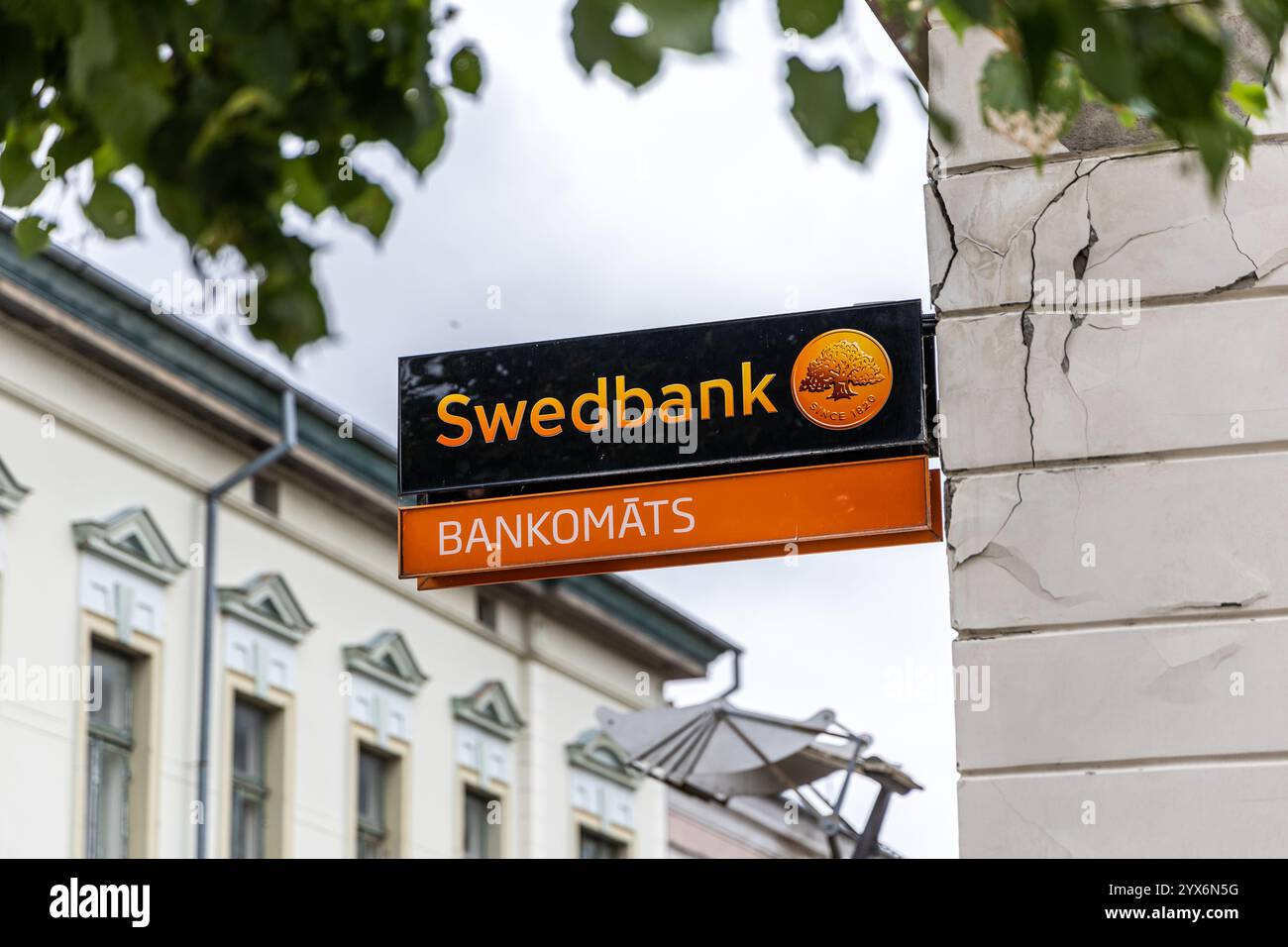 Liepaja, Lettland - 12. Juni 2024: Swedbank-Logo-Schild Eingang im Stadtzentrum von Liepaja Stockfoto
