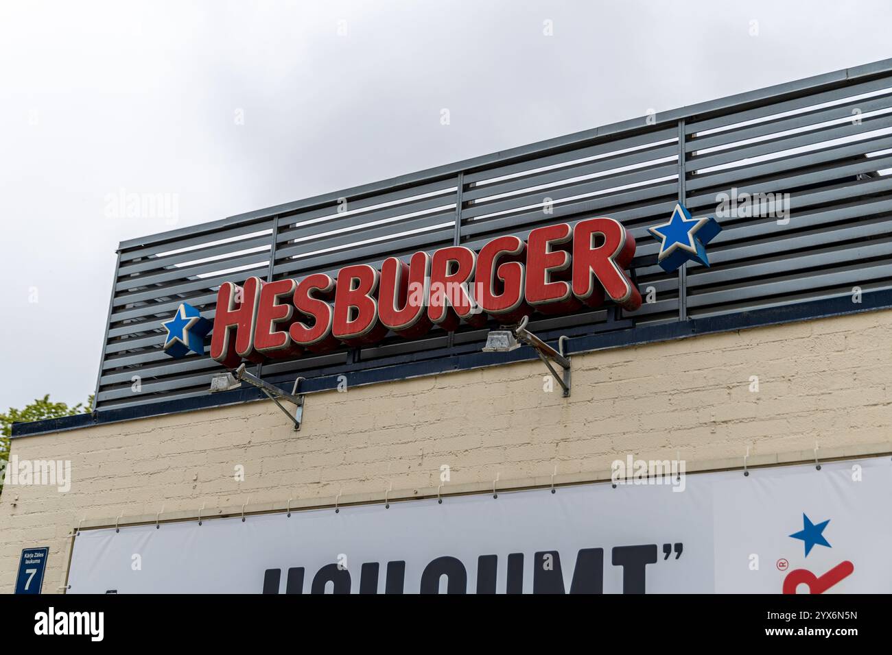 Liepaja, Lettland - 12. Juni 2024: Logo der Hesburger Fast-Food-Kette Stockfoto