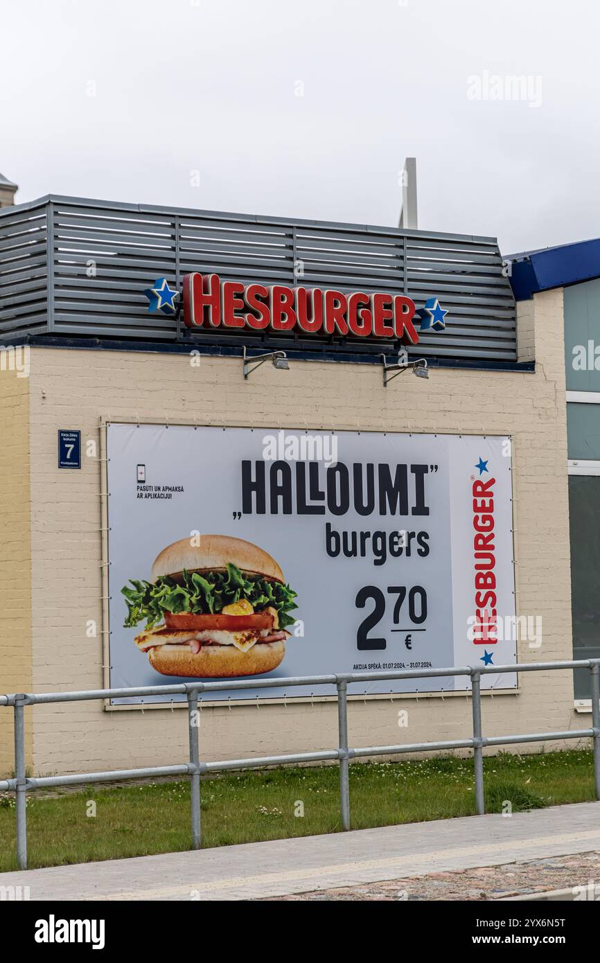 Liepaja, Lettland - 12. Juni 2024: Logo der Hesburger Fast-Food-Kette Stockfoto