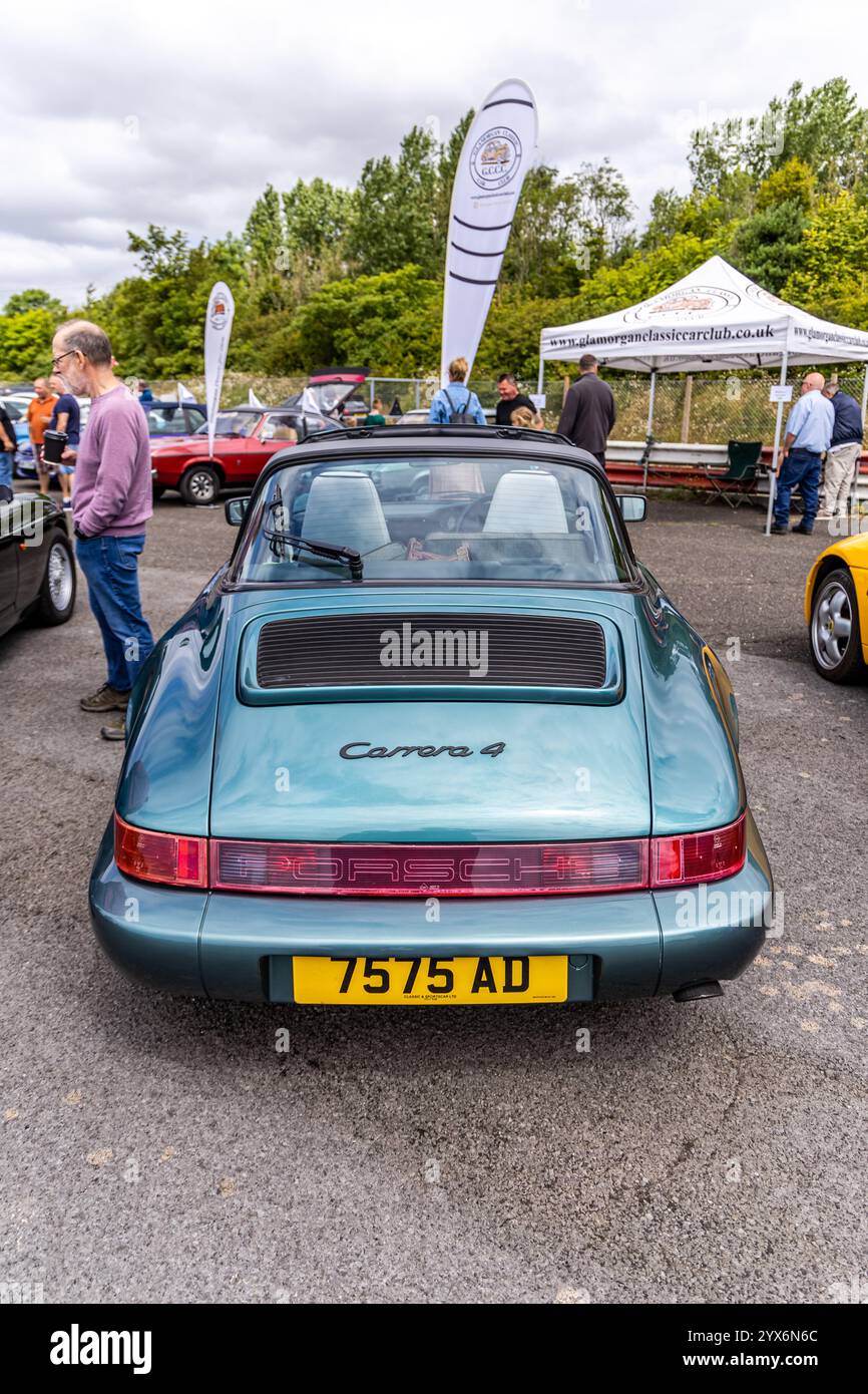 Llandow, Wales - 30. Juni 2024: Klassisch blau gefärbtes Heck des Porsche 911 964 bei einem Oldtimer-Treffen Stockfoto