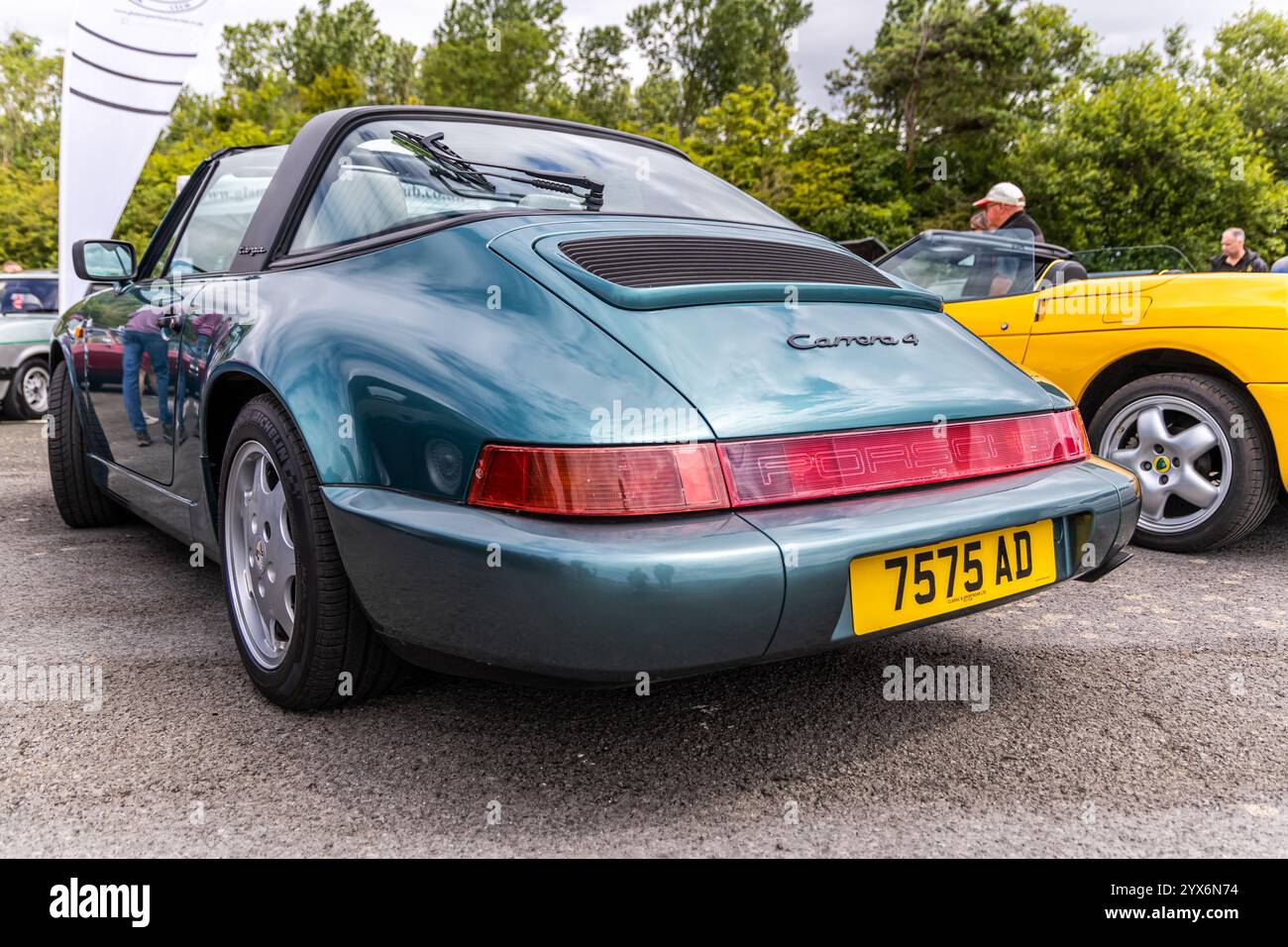 Llandow, Wales - 30. Juni 2024: Klassisch blau gefärbtes Heck des Porsche 911 964 bei einem Oldtimer-Treffen Stockfoto