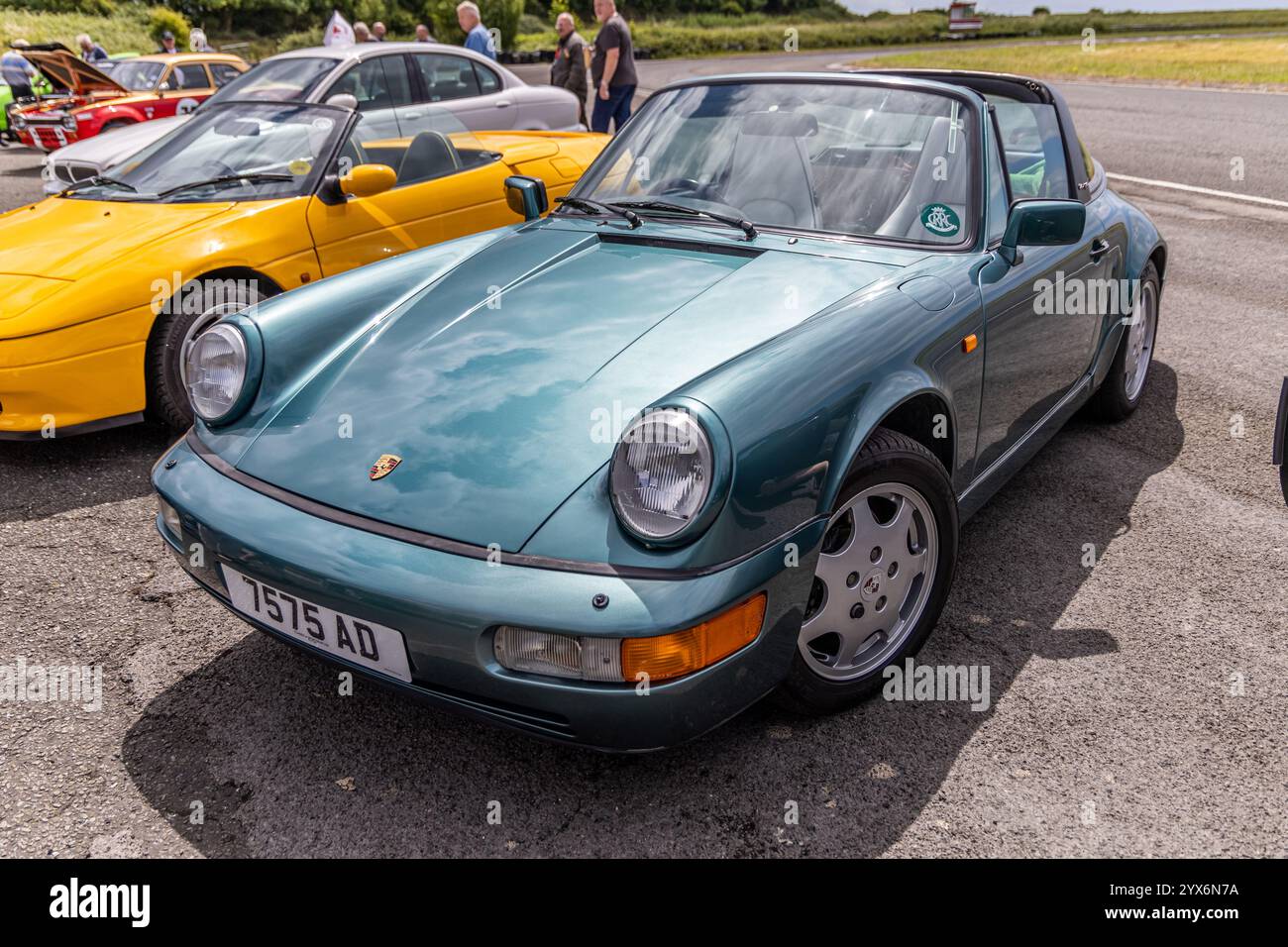Llandow, Wales - 30. Juni 2024: Front des klassisch blau gefärbten Porsche 911 964 bei einem Oldtimertreffen Stockfoto