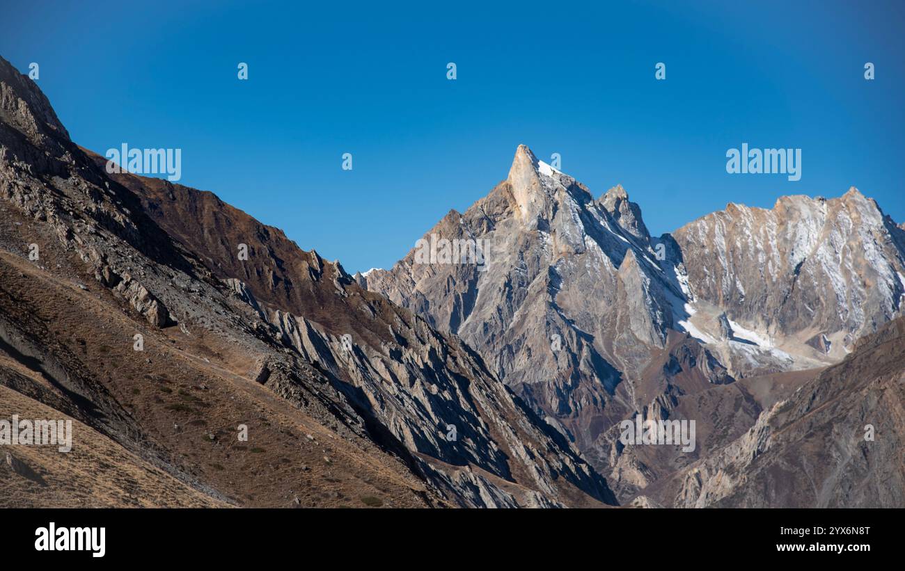 Sheshnag Parvat, ein schlangenförmiger Berg, liegt an der Route nach Adi Kailash Stockfoto