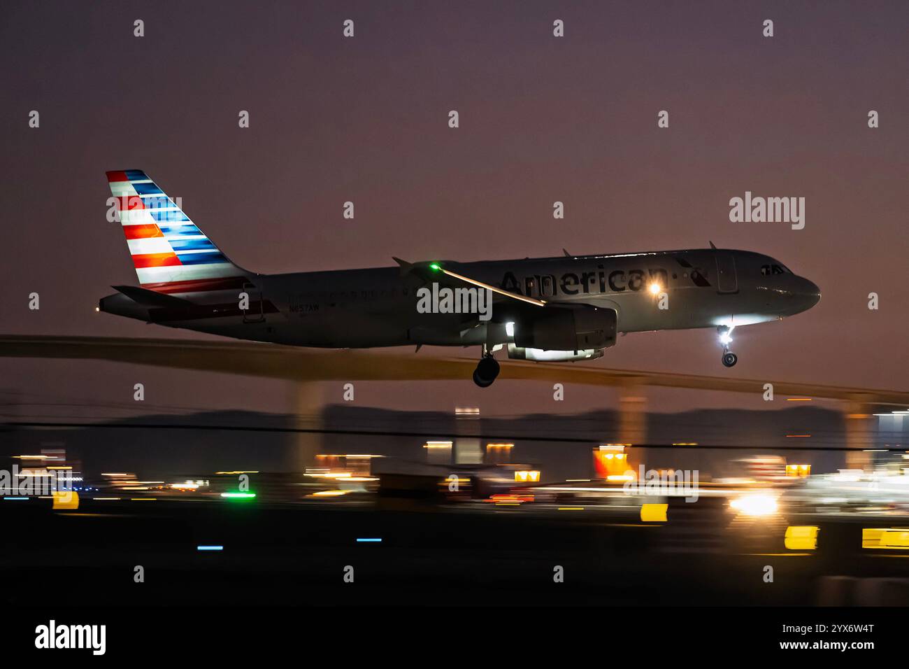 Sky Harbor International Airport 12-7-2024 Phoenix, AZ USA American Airlines Airbus A320 N657AW Sonnenuntergang Ankunft am 26 Sky Harbor Intl. Flughafen. Stockfoto