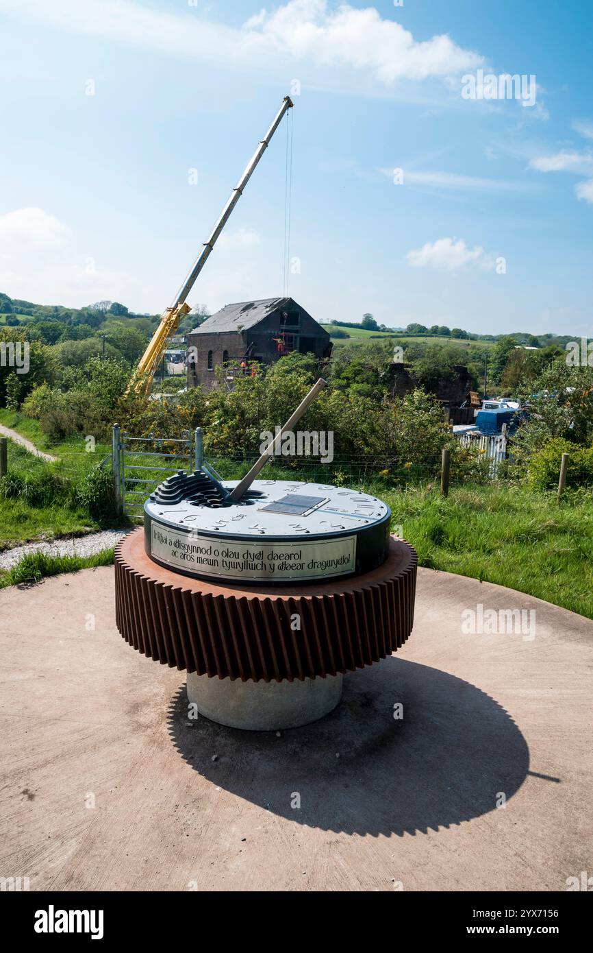 Sundial-Gedenkskulptur in der Bettisfield Colliery, historisches Bergbaugebiet von 1872 in der Nähe von Bagillt in Flintshire neben der Flussmündung des Dee in Nordwales Stockfoto