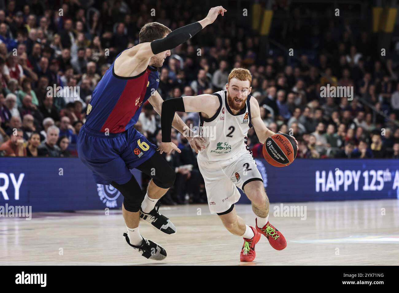 Niccolo Mannion von EA7 Emporio Armani Milan und Jan Vesely vom FC Barcelona während des Basketballspiels der Turkish Airlines Euroleague zwischen dem FC Barcelona und EA7 Emporio Armani Milan am 13. Dezember 2024 im Palau Blaugrana in Barcelona, Spanien Stockfoto