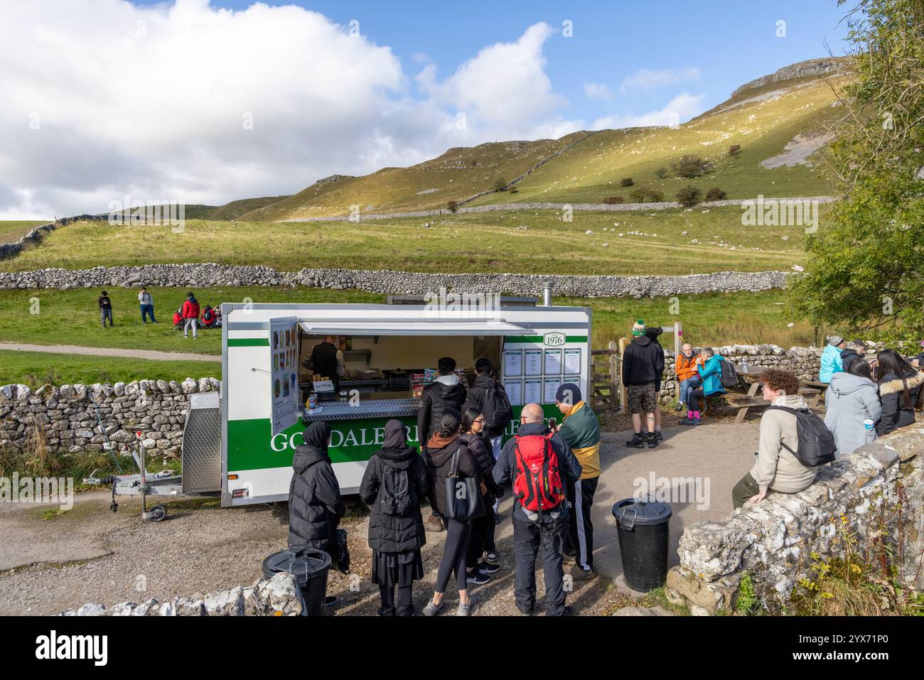 Food Truck, der heiße Getränke und Snacks an Wanderer verkauft, die zwischen Malham Cove und Gordale SCAR in North Yorkshire spazieren Stockfoto