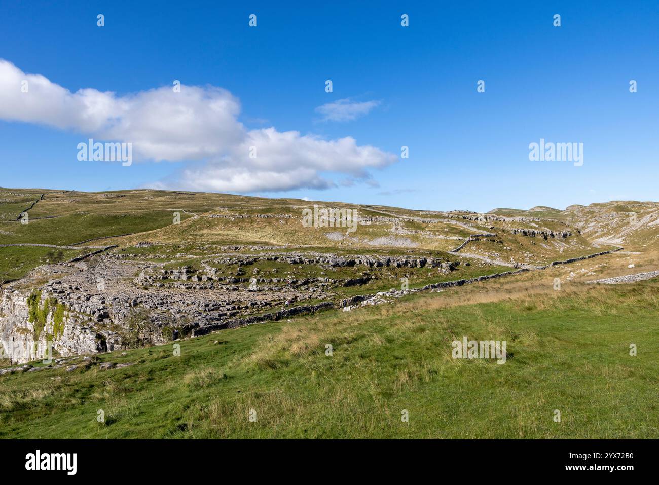 Malham Cove Landschaft, Gletscher Kalkstein Formation im Yorkshire Dales National Park, England, UK, 2024 Stockfoto