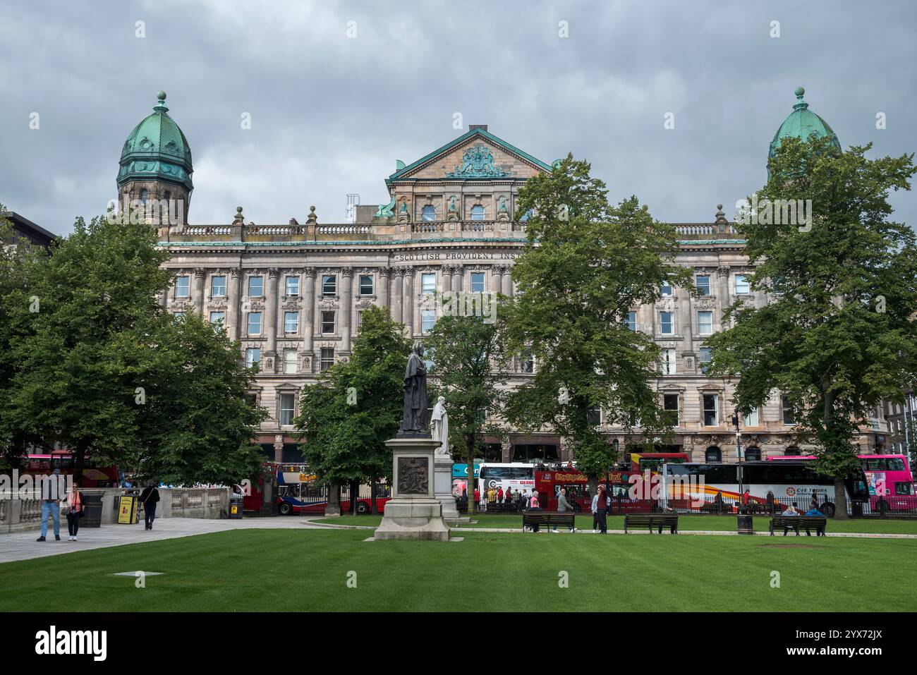 BELFAST, NORDIRLAND – 4. AUGUST 2023: Das Scottish Provident Institution Building mit kunstvoller Architektur mit Kuppeltürmen und dekorativen en Stockfoto