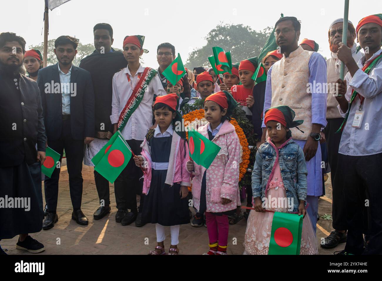 Kinder halten Bangladesch-Flaggen während des Gedenktages der Märtyrer-Intellektuellen. Am Gedenktag der Märtyrer-Intellektuellen in Bangladesch werden zahlreiche bengalische Intellektuelle geehrt, die während des Befreiungskrieges in Bangladesch 1971 tragischerweise ihr Leben verloren haben. Diese Intellektuellen wurden von der pakistanischen Armee und ihren Verbündeten im gesamten ehemaligen Ostpakistan absichtlich angegriffen und brutal getötet, um die aufstrebende Nation durch die Ausrottung ihrer talentierten und intellektuellen Individuen zu untergraben. (Foto: Sazzad Hossain/SOPA Images/SIPA USA) Stockfoto