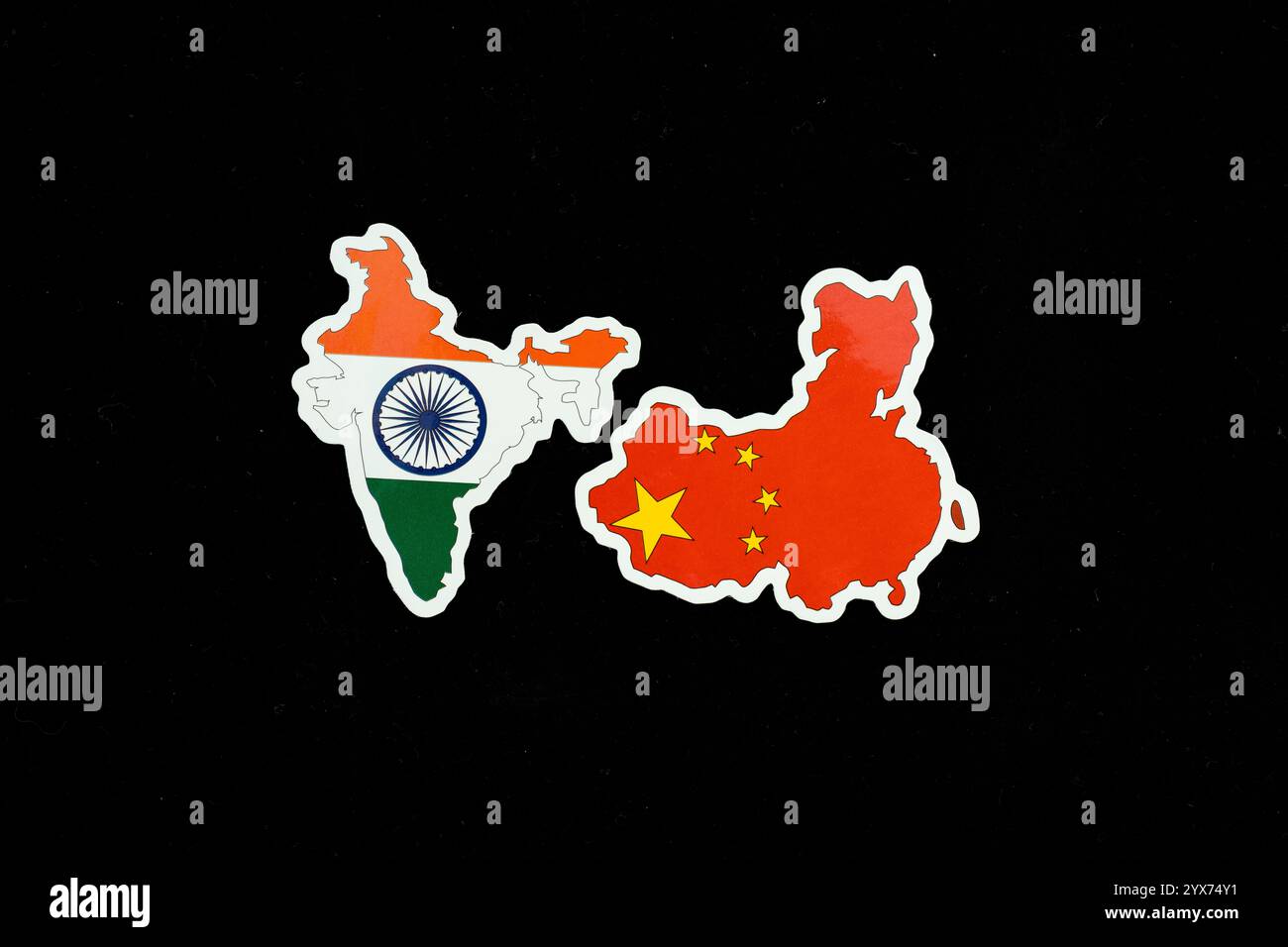 China und Indien kartieren Flaggen auf schwarzem Hintergrund. Stockfoto