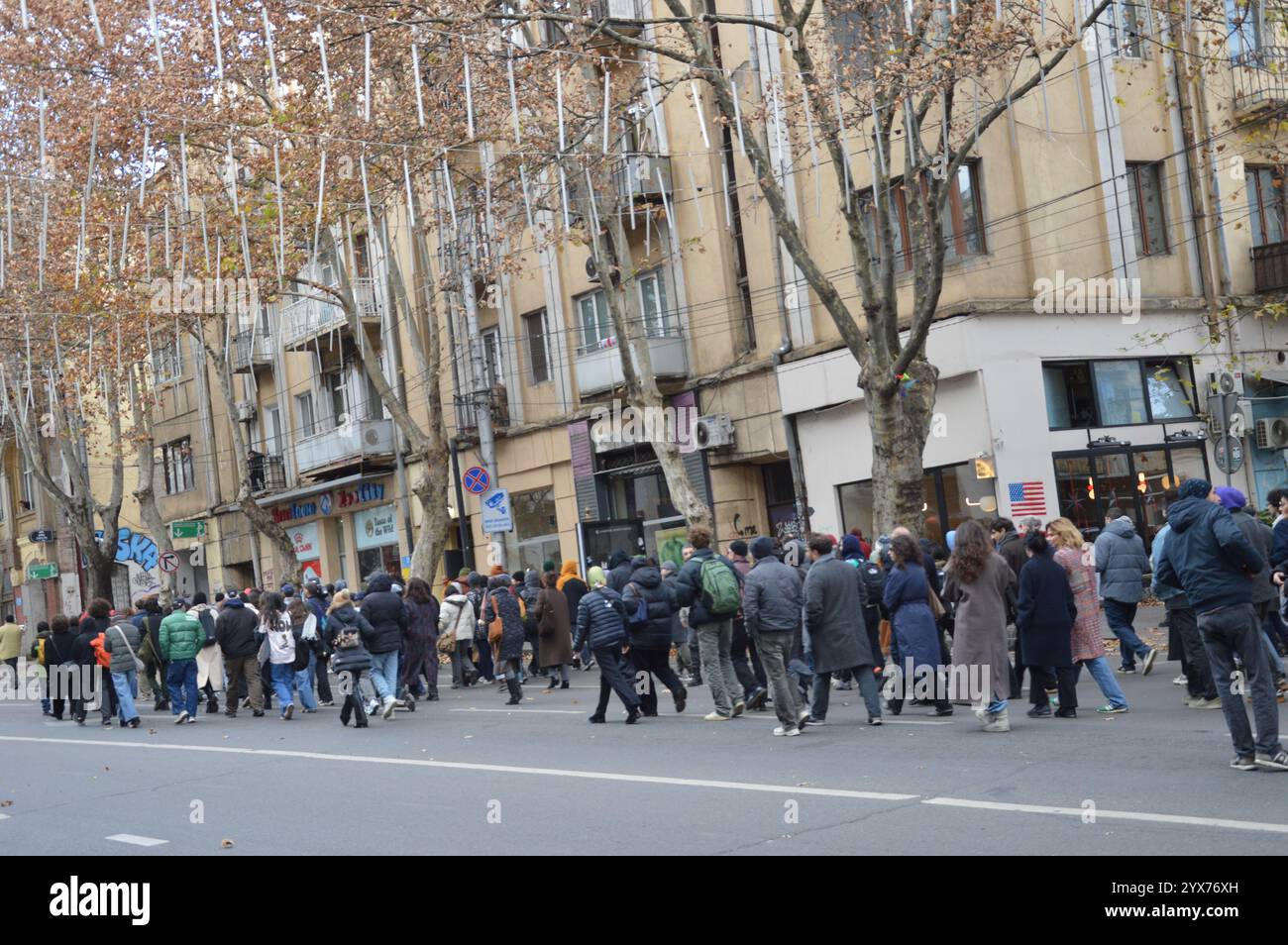 Tiflis, Georgien - 12. Dezember 2024 - Demonstranten laufen entlang der Merab Kostava Straße. (Foto: Markku Rainer Peltonen) Stockfoto