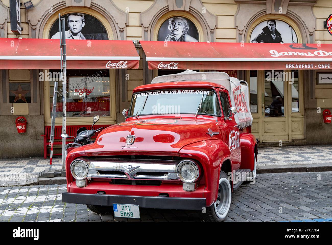 Der Vintage Ford F100 Coca Cola Lieferwagen vor dem James Dean Café und der Musikbar in der Prager Altstadt Stockfoto