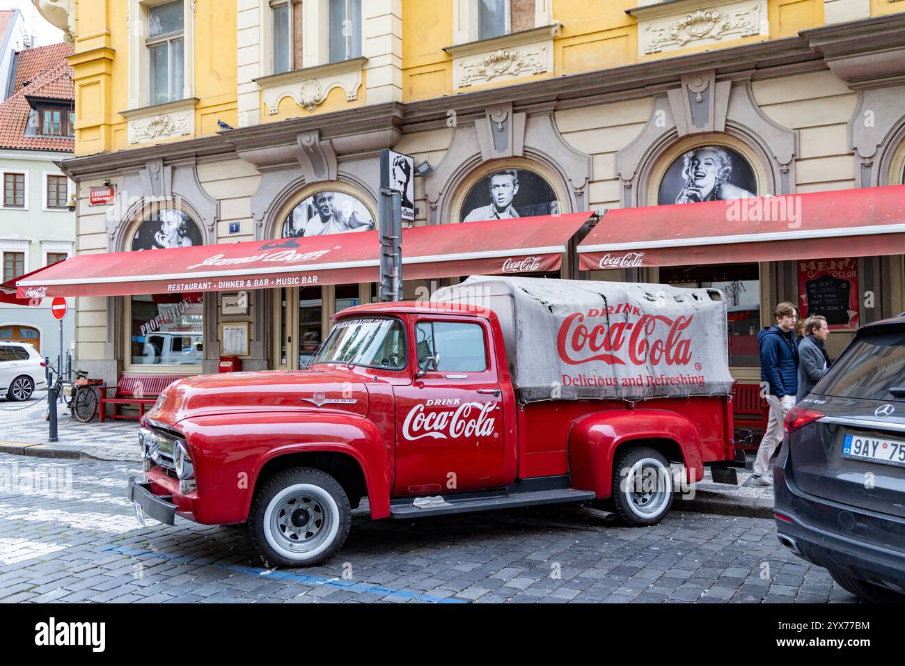 Der Vintage Ford F100 Coca Cola Lieferwagen vor dem James Dean Café und der Musikbar in der Prager Altstadt Stockfoto